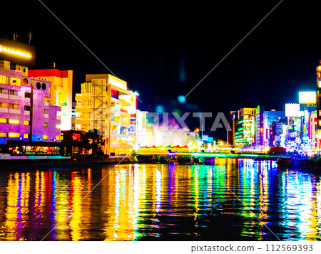 從福岡市中洲青龍公園拍攝的福白愛橋「中洲光之降臨」燈飾 112569393