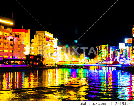 從福岡市中洲青龍公園拍攝的福白愛橋「中洲光之降臨」燈飾 從福岡市中洲青龍公園拍攝的福白愛橋「中洲光之降臨」燈飾 112569394