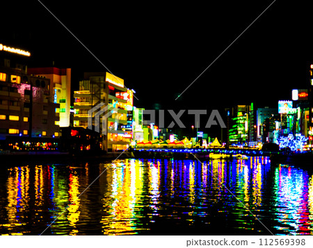 從福岡市中洲青龍公園拍攝的福白愛橋「中洲光之降臨」燈飾 112569398