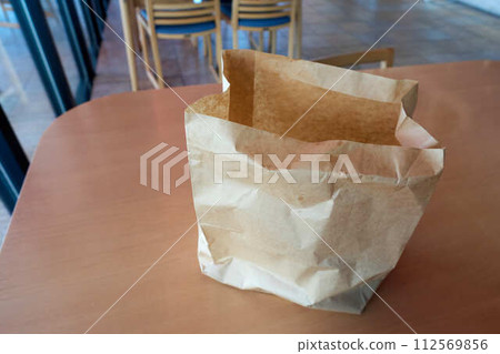 桌子上的紙袋 桌子上的紙袋 112569856