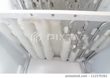 Ice in the freezer, Defrosting of the fridge and freezer 112570362