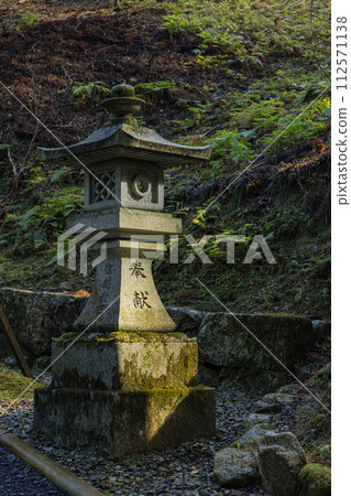 日本滋賀縣大津市延歷寺西塔境內的燈籠 日本滋賀縣大津市延歷寺西塔境內的燈籠 112571138