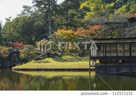 日本:滋賀縣彥根市彥根城護城河沿岸的封建領主花園玄宮園的臨池閣和魚藥沼 日本:滋賀縣彥根市彥根城護城河沿岸的封建領主花園玄宮園的臨池閣和魚藥沼 112571331