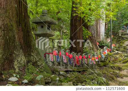 日本滋賀郡愛知郡愛莊町的江東三山三座寺廟之一金剛林寺的入口處排列著地藏菩薩像 日本滋賀郡愛知郡愛莊町的江東三山三座寺廟之一金剛林寺的入口處排列著地藏菩薩像 112571600
