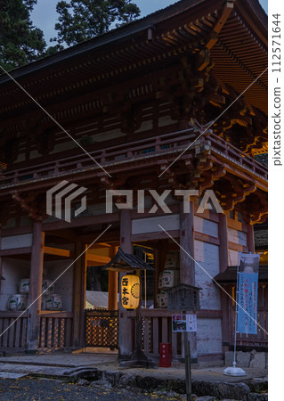 Illuminated Nishihongu tower gate in the precincts of Hiyoshi Taisha Shrine in Otsu City, Shiga Prefecture, Japan 112571644