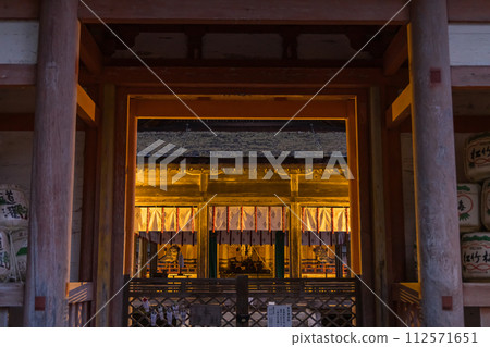 Illuminated Nishihongu tower gate in the precincts of Hiyoshi Taisha Shrine in Otsu City, Shiga Prefecture, Japan 112571651