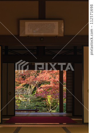 日本滋賀郡愛知郡愛莊町的江東三山三寺之一的金剛林寺明珠院可見秋葉 日本滋賀郡愛知郡愛莊町的江東三山三寺之一的金剛林寺明珠院可見秋葉 112571698