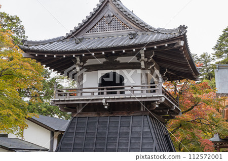 Bell tower and autumn leaves of Eigenji Temple in Higashiomi City, Shiga Prefecture, Japan Bell tower and autumn leaves of Eigenji Temple in Higashiomi City, Shiga Prefecture, Japan 112572001