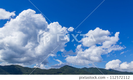 仲夏時節,山頂上飄浮著許多雲彩 仲夏時節,山頂上飄浮著許多雲彩 112572112