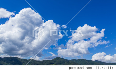 仲夏時節,山頂上飄浮著許多雲彩 仲夏時節,山頂上飄浮著許多雲彩 112572113