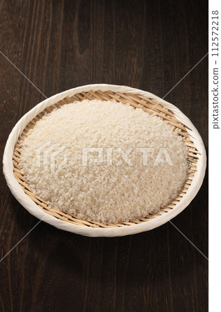 rice in a colander 112572218
