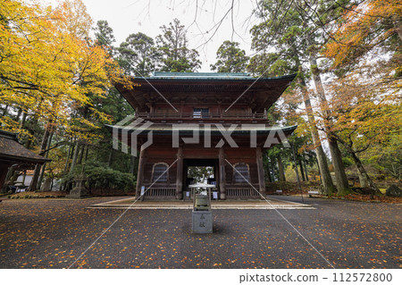日本滋賀縣大津市延歷寺東塔的文十郎和秋葉 日本滋賀縣大津市延歷寺東塔的文十郎和秋葉 112572800