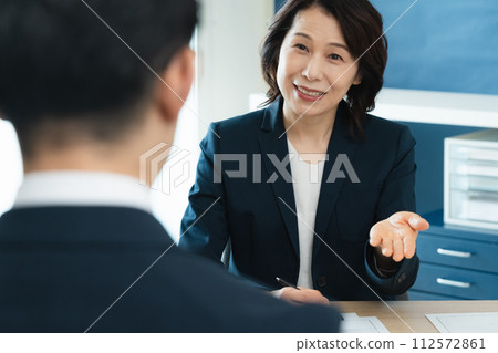 談判的女企業家 112572861