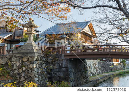 Townscape and Hakuun Bridge along Hachimanbori in Omihachiman City, Shiga Prefecture, Japan Townscape and Hakuun Bridge along Hachimanbori in Omihachiman City, Shiga Prefecture, Japan 112573038