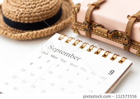 September calendar with straw hat and trunk 112573556