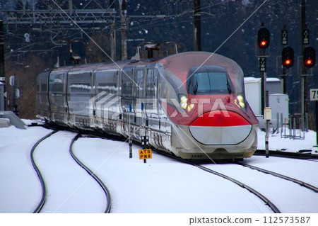 Walking along Akita Road as spring approaches and the snow melts... ``Komachi'' E6 series at Tazawako Station 112573587