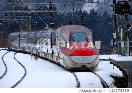 Walking along Akita Road as spring approaches and the snow melts... ``Komachi'' E6 series at Tazawako Station Walking along Akita Road as spring approaches and the snow melts... ``Komachi'' E6 series at Tazawako Station 112573589