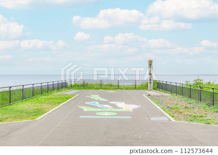 北海道根室市,大陸最東端,夏季的諾沙布岬,諾沙布岬紀念碑及周圍的朦朧景色 北海道根室市,大陸最東端,夏季的諾沙布岬,諾沙布岬紀念碑及周圍的朦朧景色 112573644