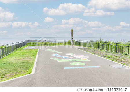 北海道根室市，大陸最東端，夏季的諾沙布岬，諾沙布岬紀念碑及周圍的朦朧景色 112573647