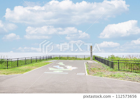 北海道根室市，大陸最東端，夏季的諾沙布岬，諾沙布岬紀念碑及周圍的朦朧景色 112573656