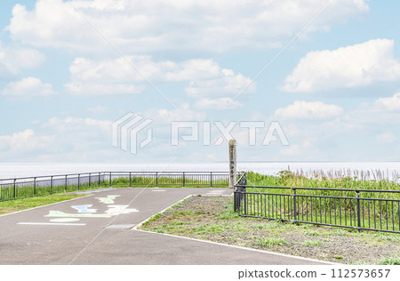 北海道根室市，大陸最東端，夏季的諾沙布岬，諾沙布岬紀念碑及周圍的朦朧景色 112573657