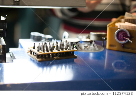 Devices for diamond cutting 112574128