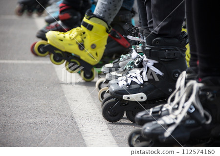 Close up view of wheels befor skating.Legs in rollskikovye skates are lined up in a row 112574160