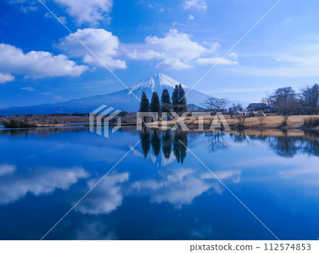 (Shizuoka Prefecture) Lake Tanuki in midwinter, upside-down Mt. Fuji (Shizuoka Prefecture) Lake Tanuki in midwinter, upside-down Mt. Fuji 112574853