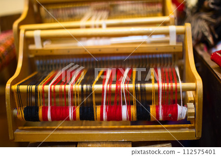 Spinning machine with multi-colored thread 112575401