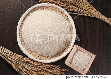 rice in a colander 112575823