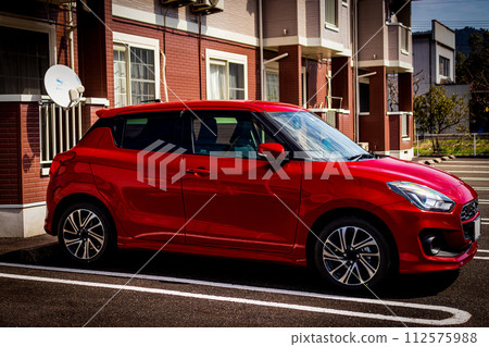 建築和紅色汽車 建築和紅色汽車 112575988