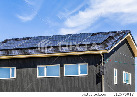 Newly built house with solar panels 112576018
