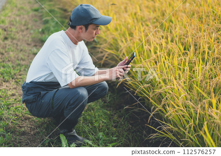 farmer, farmhouse, smartphone 112576257