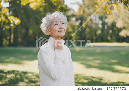 運動與60多歲的女性 112576270