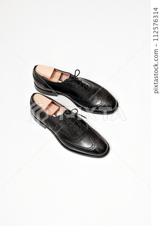 Beautifully polished black full brogue British leather shoes 112576314