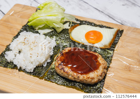 Hamburger onigirizu 112576444