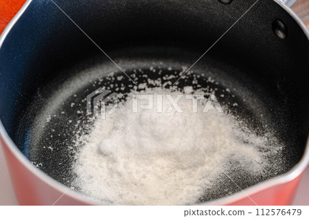 agar and sugar in a pot 112576479