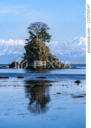 冬天從雨晴海岸看到的立山連峰 冬天從雨晴海岸看到的立山連峰 112576547