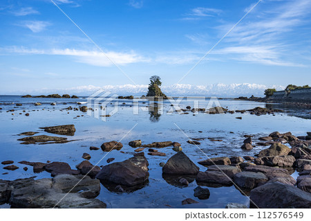 冬天從雨晴海岸看到的立山連峰 冬天從雨晴海岸看到的立山連峰 112576549