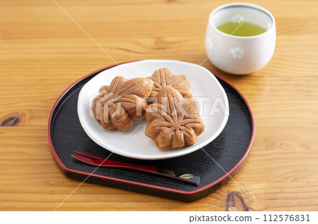 Momiji Manju and Tea 112576831