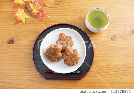 Momiji Manju and Tea 112576835
