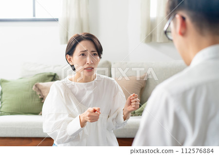 A woman gets angry because her husband and wife are fighting A woman gets angry because her husband and wife are fighting 112576884
