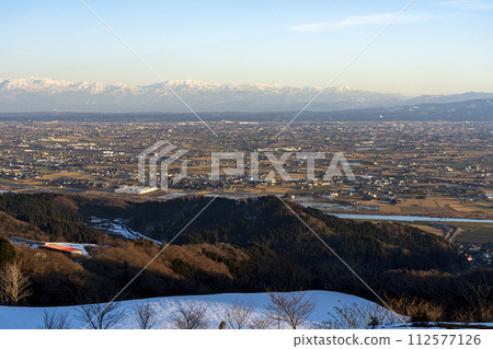 從小矢部市稻葉山眺望富山平原與立山山脈 112577126