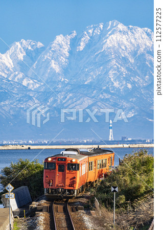從道之站雨晴出發的冰見線列車和立山連峰 112577225