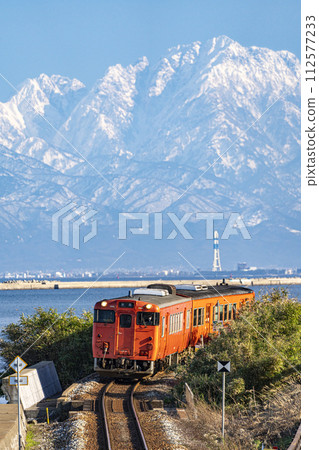 從道之站雨晴出發的冰見線列車和立山連峰 112577233
