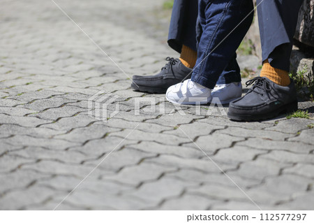 父親和孩子的腳 112577297