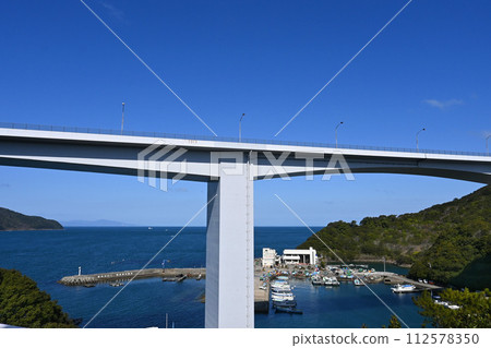 本州四國高速公路及德島縣鳴門市龜浦港 本州四國高速公路及德島縣鳴門市龜浦港 112578350