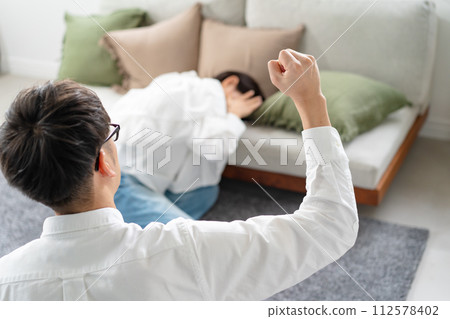 woman scolded by man woman scolded by man 112578402