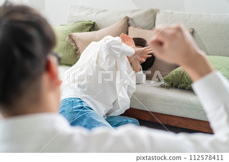 woman scolded by man woman scolded by man 112578411