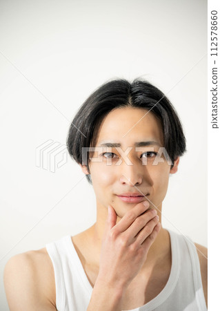 白色背景的年輕人把手放在臉上 112578660